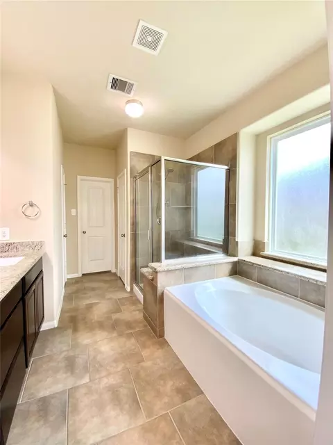 Bath - 21602 Royal Melbourne Ct, Porter, TX 77365 photo 3 of 9