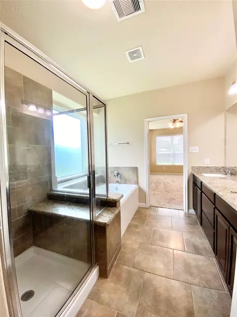 Bath - 21602 Royal Melbourne Ct, Porter, TX 77365 photo 4 of 9