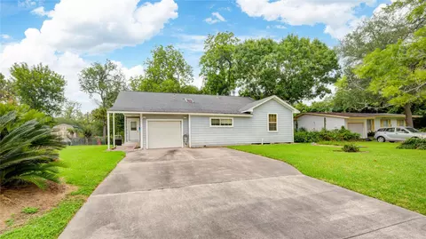 117 Camellia St, Lake Jackson, TX 77566