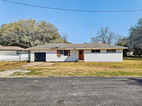 2029 9th St, High Island, TX 77623