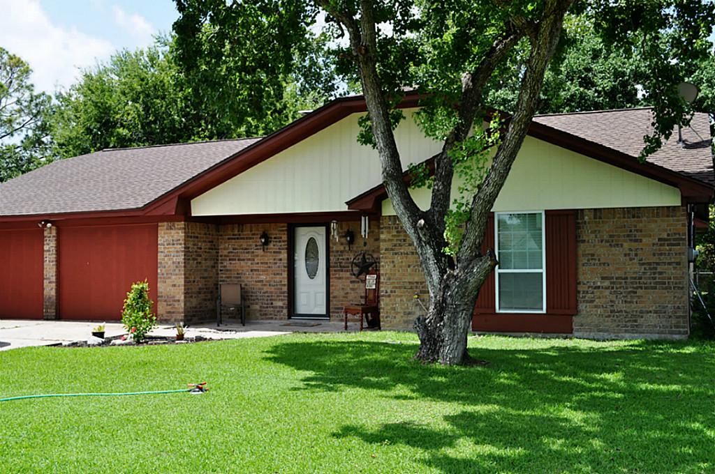 111 E Meadowview Ln, Angleton, TX 77515 photo 1