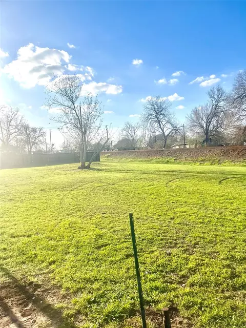 1006 Back St, Columbus, TX 78934