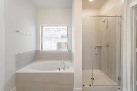 Bath - 10313 S Goshawk Trl, Conroe, TX 77385 photo 1 of 2