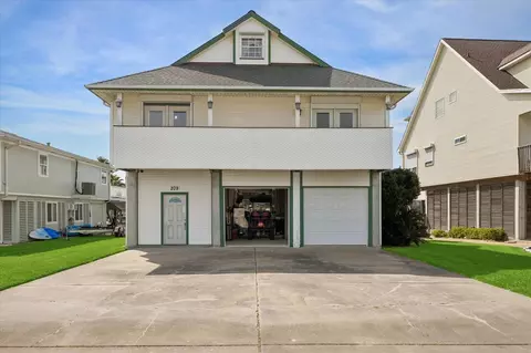 209 Bora Bora Dr, Tiki Island, TX 77554