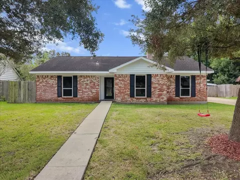 4910 Old Castle Ln, Dickinson, TX 77539