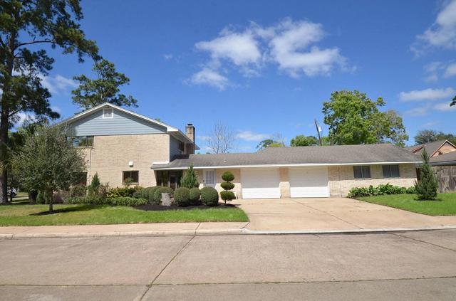 2711 Williamsburg Dr, Dickinson, TX 77539