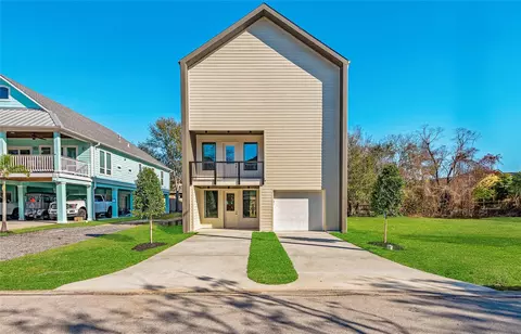 701 Pine Rd, Clear Lake Shores, TX 77565