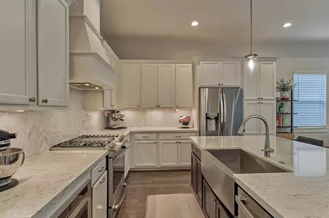 Kitchen - 62 Dobbs View Ln, Spring, TX 77389 photo 5 of 5