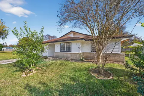 907 S 3rd St, La Porte, TX 77571