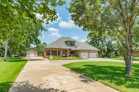 41 Robinhood Ln, Clute, TX 77531