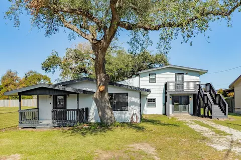640 Whitten St, Clute, TX 77531