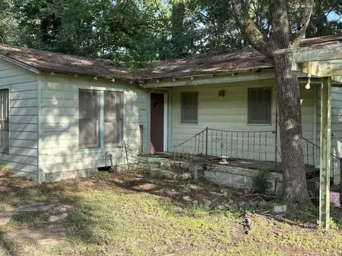 3305 S Lake Dr, Texarkana, TX 75501