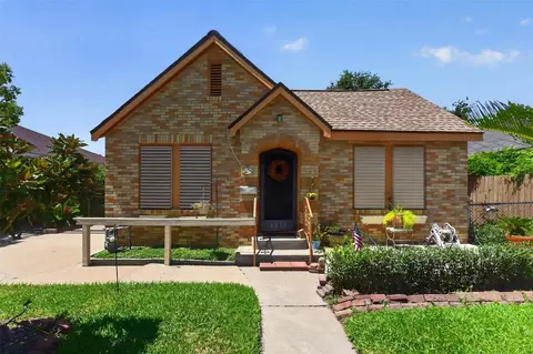 4830 Houston Dr, Galveston, TX 77551