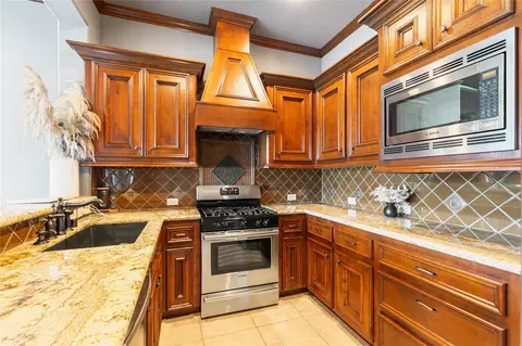 Kitchen - 22 Post Shadow Estate Dr, Spring, TX 77389 photo 5 of 5