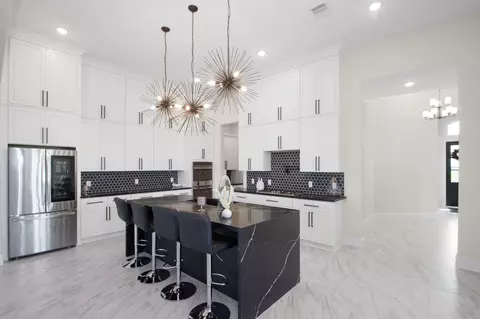 Kitchen - 281 Brahman Trl, Angleton, TX 77515 photo 3 of 8