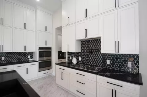 Kitchen - 281 Brahman Trl, Angleton, TX 77515 photo 6 of 8