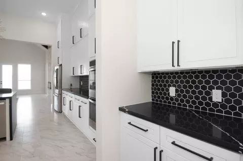 Kitchen - 281 Brahman Trl, Angleton, TX 77515 photo 7 of 8