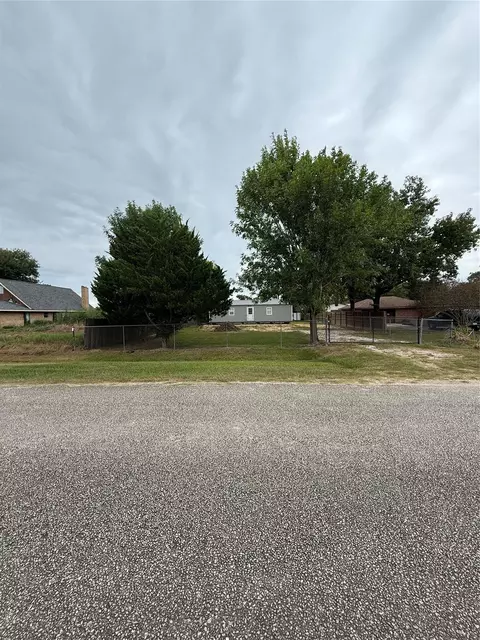1215 Trinity St, Anahuac, TX 77514