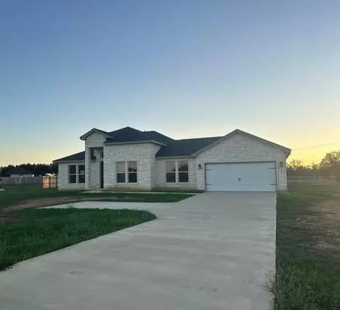 100 W Medium Meadow Dr, Lytle, TX 78052