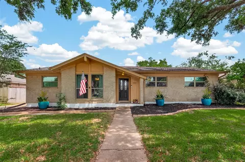 1925 Winding Creek Dr, Pearland, TX 77581