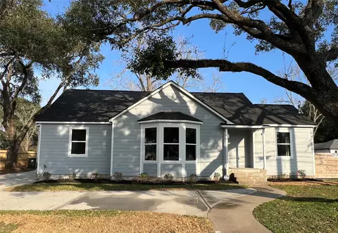 723 N Meyer St, Sealy, TX 77474