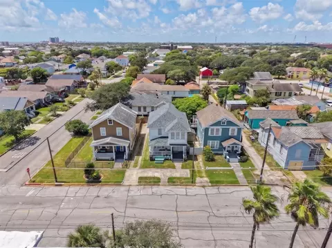 2221 35th St, Galveston, TX 77550