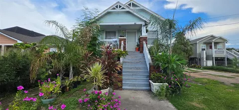 6020 Avenue Q 12, Galveston, TX 77551
