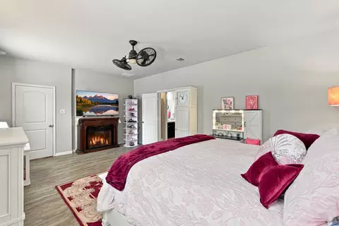 Bedroom - 11371 Dawn Beach Ln, Conroe, TX 77304 photo 2 of 8
