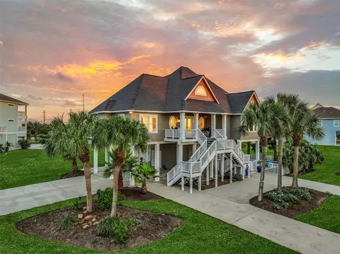 3635 Foremast Dr, Galveston, TX 77554