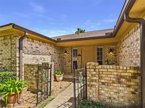 Exterior - 3919 Sandlehurst Dr, Pasadena, TX 77504 photo 5 of 13