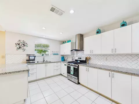 Kitchen - 3919 Sandlehurst Dr, Pasadena, TX 77504 photo 2 of 5