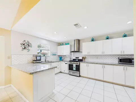 Kitchen - 3919 Sandlehurst Dr, Pasadena, TX 77504 photo 3 of 5