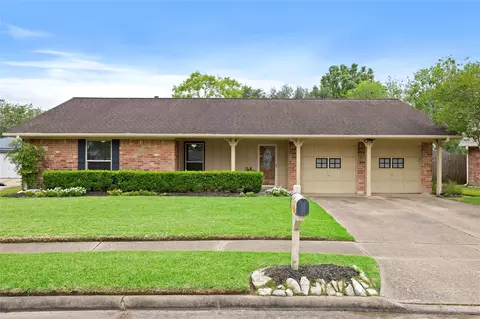 1922 Crooked Creek Ln, Pearland, TX 77581