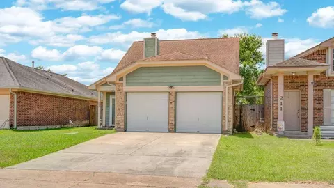 209 Almond Dr, Lake Jackson, TX 77566