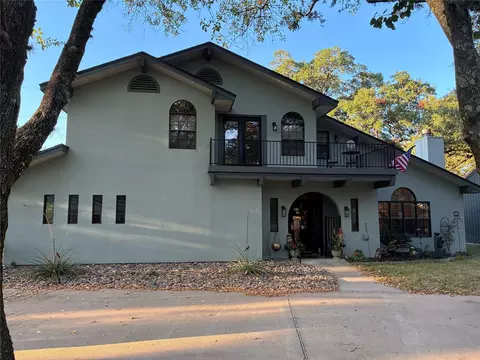 104 N Hickory Ln, Columbus, TX 78934