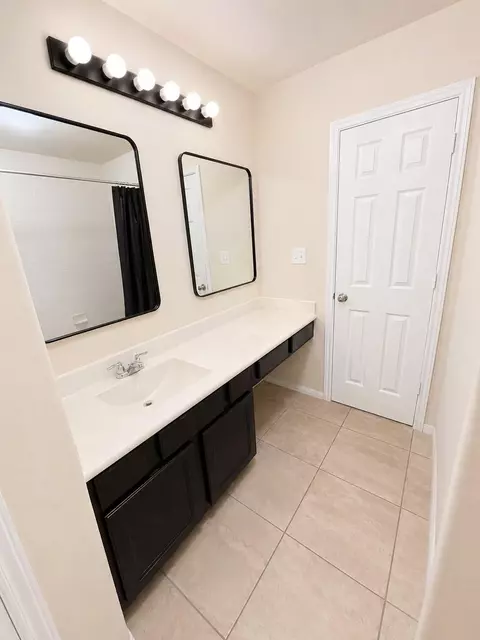 Bath - 1608 Grable Cove Ln, Spring, TX 77379 photo 2 of 4