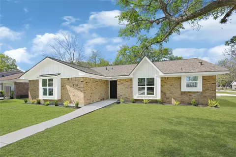 2100 Crestwood Dr, Richmond, TX 77469