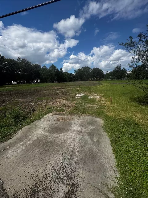 6113 Willis St, Groves, TX 77619