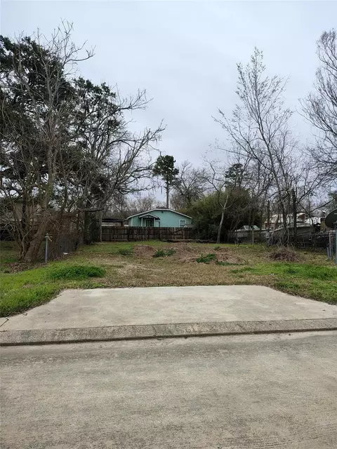 125 Bay Shore Dr, La Porte, TX 77571