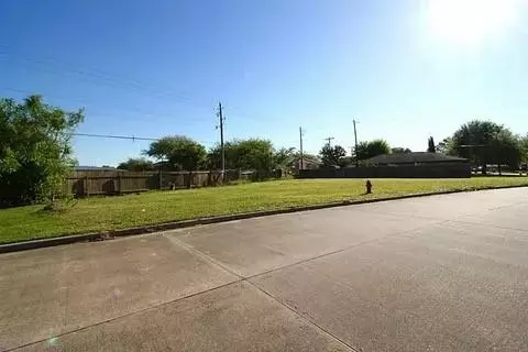8802 Shiloh Ave, Texas City, TX 77591