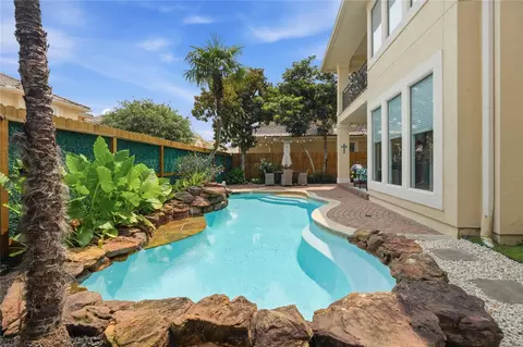 320 Harborside Cir, Kemah, TX 77565