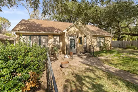 205 Jephson Dr, Alvin, TX 77511