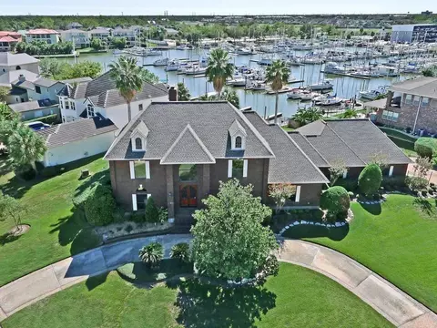2207 Twin Oaks Blvd, Kemah, TX 77565