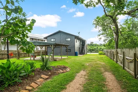 215 Selkirk Rd, Bay City, TX 77414