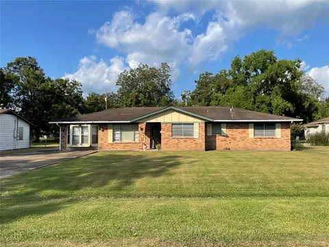 604 Pine, Sweeny, TX 77480 photo 1