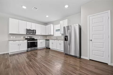 Kitchen - 13758 Goldeye Dr, Conroe, TX 77384 photo 6 of 6