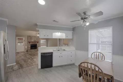 Kitchen - 147 Thunderbird Dr, Conroe, TX 77304 photo 2 of 2