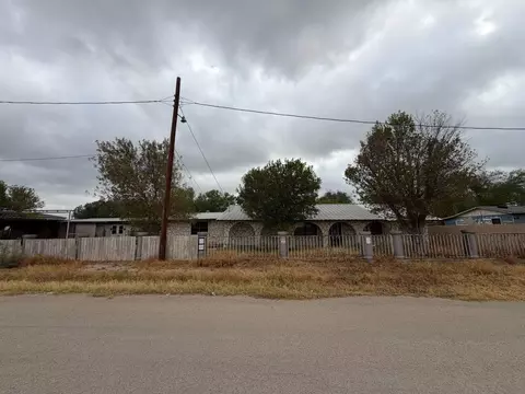 407 S Juarez St, Crystal City, TX 78839