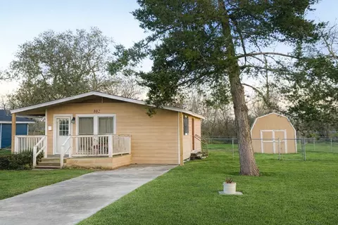 102 Magnolia St, Lake Jackson, TX 77566