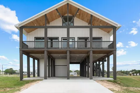 809 W Taylor Ave, Port O'connor, TX 77982